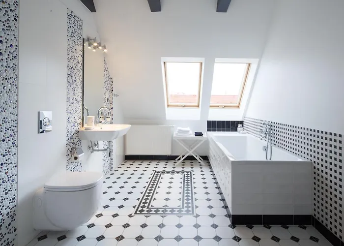 לינה וארוחת בוקר Cocorico Old Town Adults Only 4*